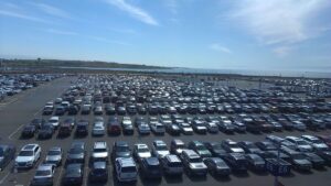 Parking_lot_at_Oakland_Airport